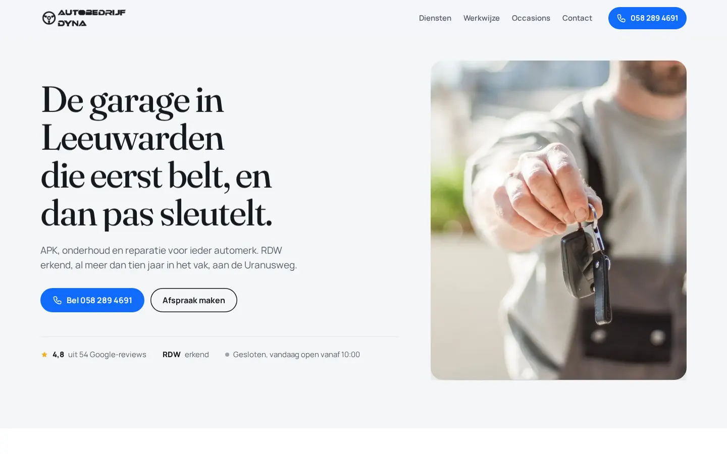 Richting A: lichte homepage met de sleutelfoto en een grote kop