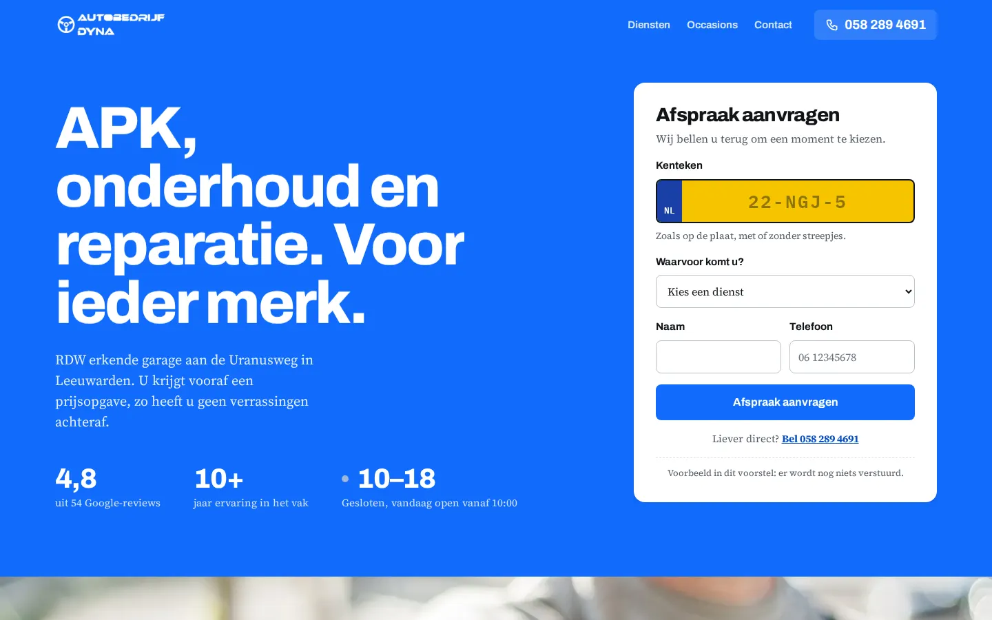 Richting B: blauwe homepage met een afspraakformulier en kentekenplaat