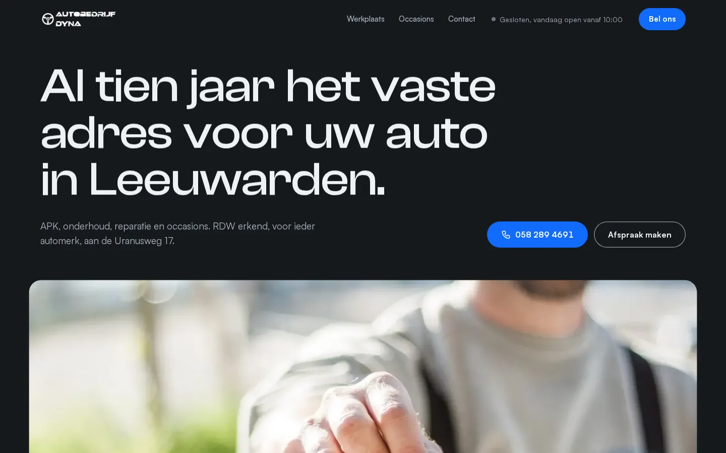 Richting C: donkere homepage met grote kop en de sleutelfoto