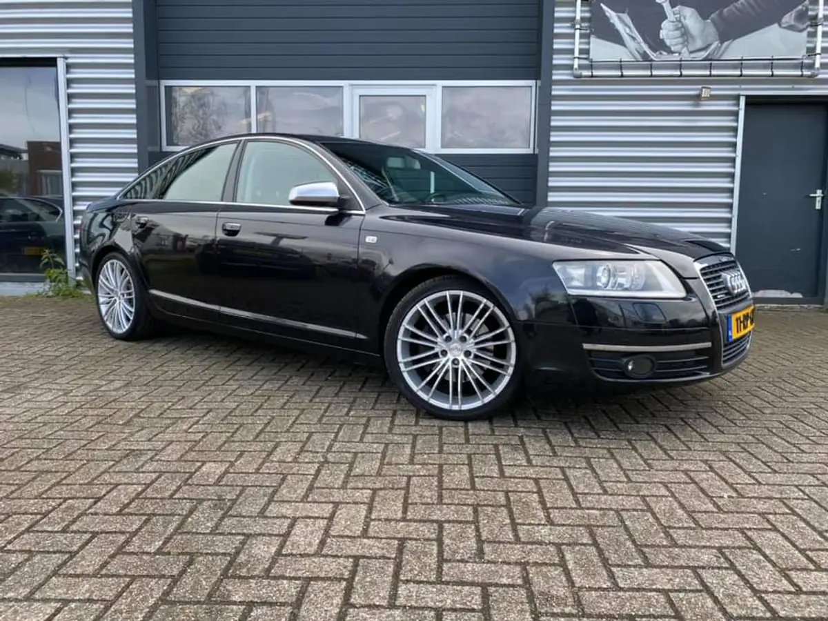 Zwarte Audi A6 voor het pand van Autobedrijf Dyna