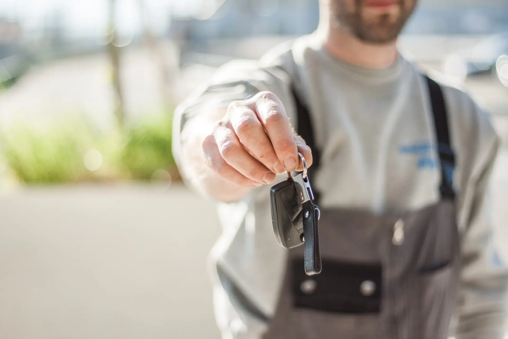 Monteur van Autobedrijf Dyna met de autosleutels