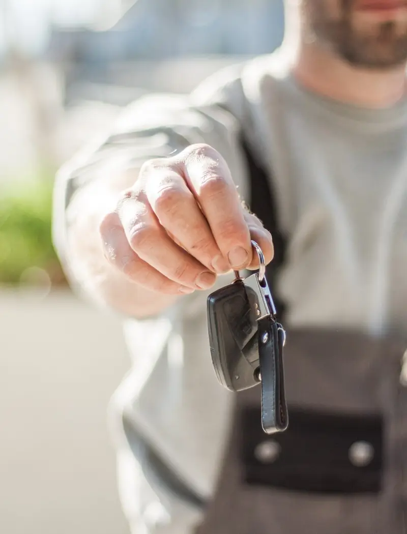 Monteur van Autobedrijf Dyna geeft de autosleutels terug