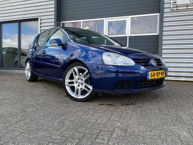 Blauwe Volkswagen Golf voor het pand aan de Uranusweg