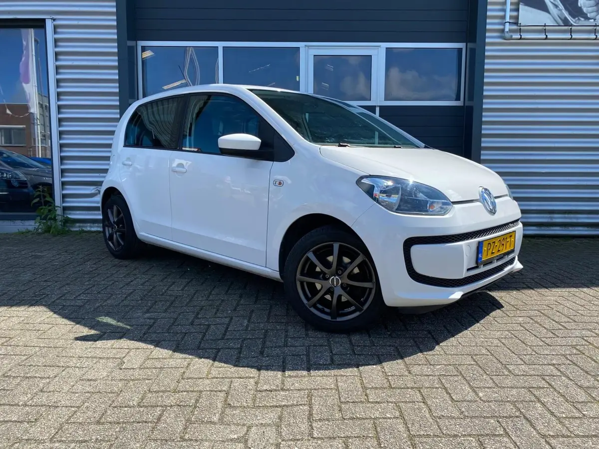 Witte Volkswagen up! voor het pand